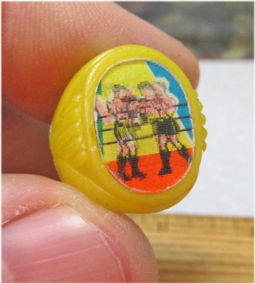 Nostalgic Flicker Ring: Boxers Yellow