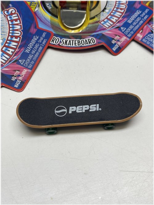 Pepsi Retro Skateboard Keychain