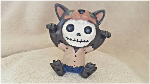 Howling Fang Figurine Skull