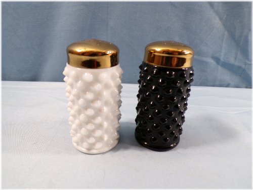 Monochrome Hobnail Shaker Set
