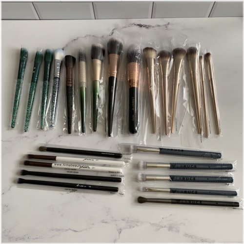 Brush Bonanza Bundle: 25 Assorted Makeup Brushes & Wholesale Resale Gifts