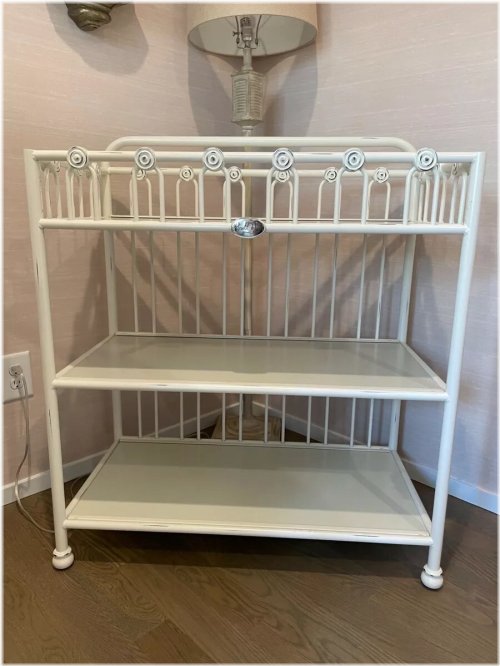 Bratt Decor changing table
