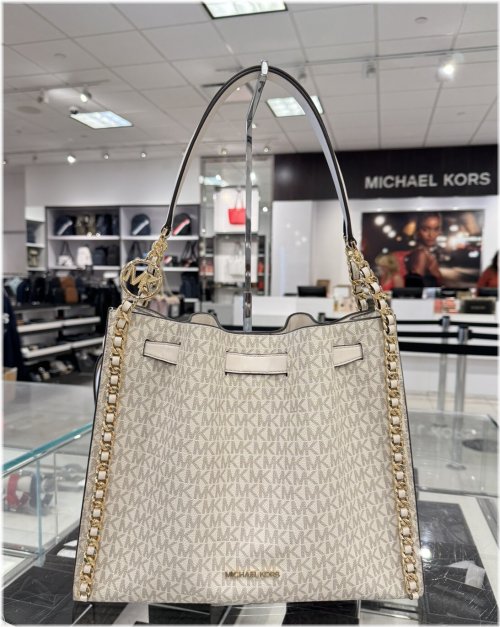 Signature Chain Shoulder Bag