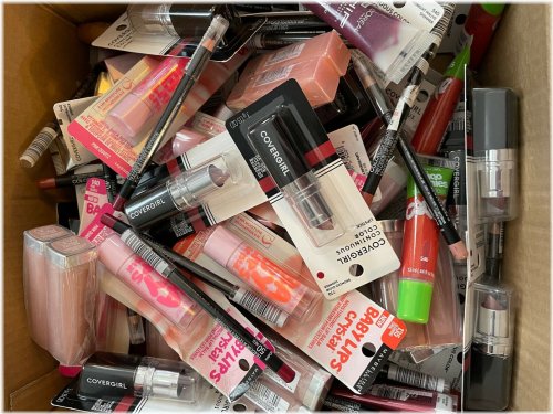 Beauty Treasure Trove: 200 Assorted Makeup Brands for Wholesale