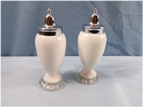 Elegant Glass Crest Salt & Pepper Shaker Set